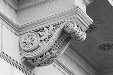 Detale architektoniczne i postacie na parterze szopki