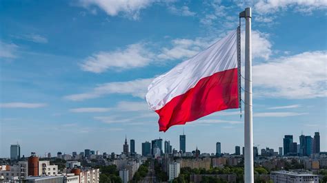 Zdjęcie flagi Polski na maszcie na tle błękitnego nieba