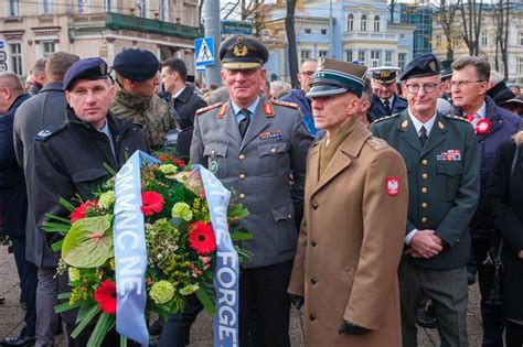 Delegacja składająca kwiaty pod pomnikiem marszałka Józefa Piłsudskiego