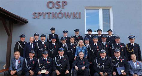 Mieszkańcy i personel podczas jubileuszu 75-lecia DPS w Kochłowach