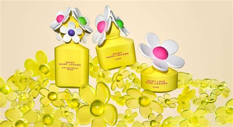 Ilustracja przedstawiająca zestawy perfum Marc Jacobs Daisy i Perfect w eleganckich opakowaniach świątecznych.