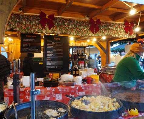 Stoisko z tradycyjnymi niemieckimi kiełbaskami (Bratwurst) na Jarmarku Bożonarodzeniowym.
