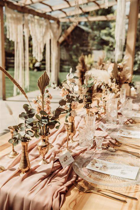 Inspiracje stylistyczne dla dekoracji stołu: boho i glamour