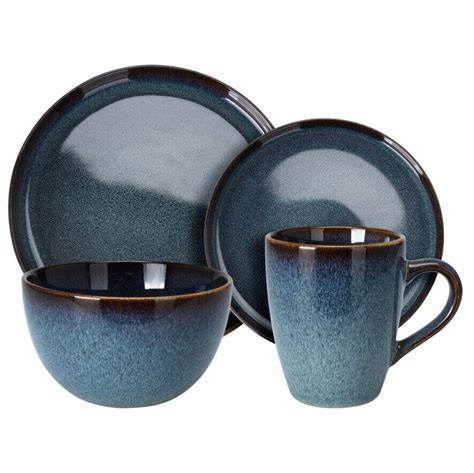 Ceramiczna zastawa stołowa w naturalnych kolorach