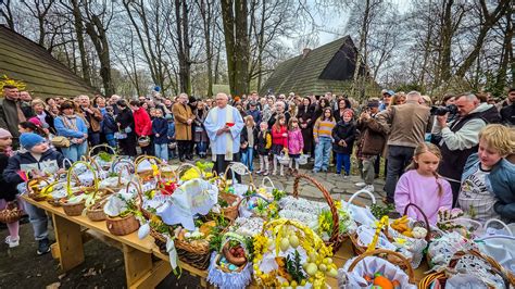 historyczna ilustracja przedstawiająca tradycyjne święcenie pokarmów w większych koszach