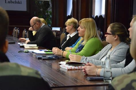 Uczestnicy biorący udział w symulowanym szkoleniu taktycznym.