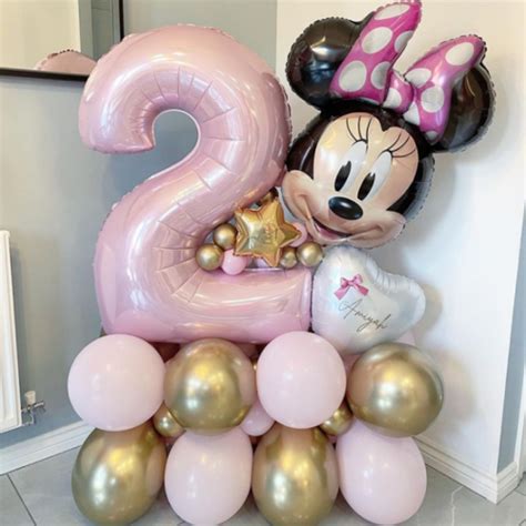 Kolaż różnych wzorów zaproszeń z Myszką Minnie