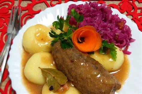 Talerz z kaczką confit, modrą kapustą i kopytkami