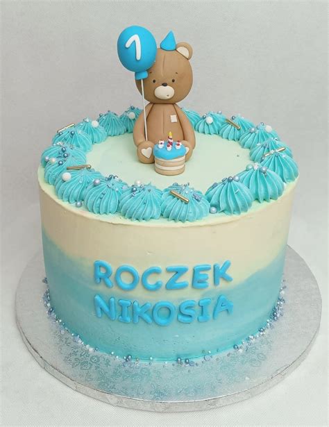 Ilustracja przedstawiająca tort na roczek w stylu boho z topperem i świeczkami
