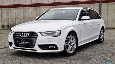 Eleganckie białe Audi A4 B8 z delikatnymi ślubnymi dekoracjami