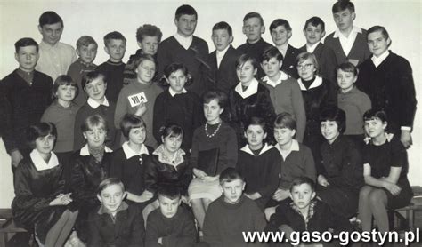 Zdjęcie uczniów szkoły z lat 50.