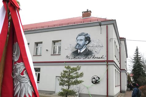 Mural przedstawiający Wacława Nałkowskiego na budynku I LO