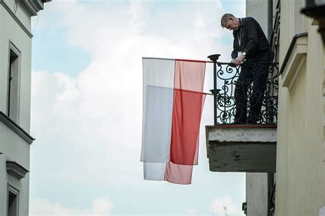 Uczniowie klas mundurowych niosący wielometrową flagę Polski podczas patriotycznego przemarszu