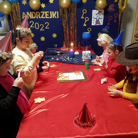 dzieci bawiące się w andrzejkowe wróżby