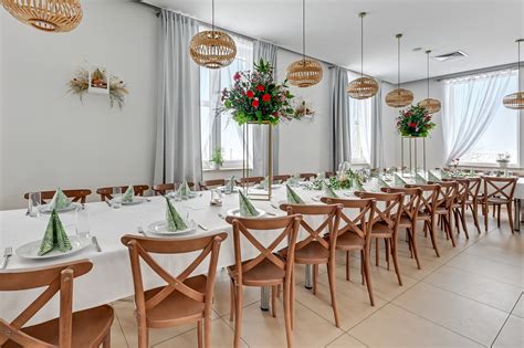 Elegancka sala bankietowa Hotelu Viwaldi z dekoracjami na przyjęcie komunijne.