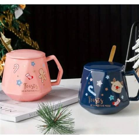 Ilustracja przedstawiająca świąteczny kubek ceramiczny z motywem pingwina i pokrywką.