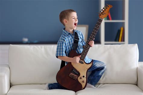 Profesjonalna wokalistka i muzycy przygotowujący się do występu na ślubie