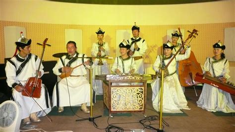 Grupa muzyków grająca podczas uroczystości ślubnej