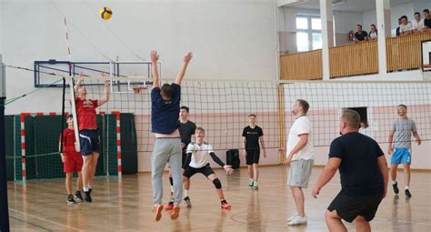 zdjęcie uczniów grających w piłkę siatkową