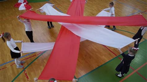 zdjęcie uczniów z flagami podczas gry terenowej