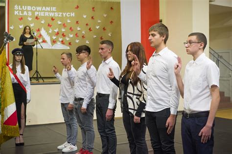zdjęcie uczniów podczas akademii z okazji Święta Niepodległości