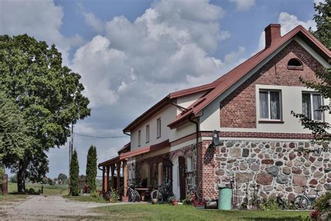 fotografia pensjonatu Agropensjonat Stręgielek otoczonego zielenią i stawami