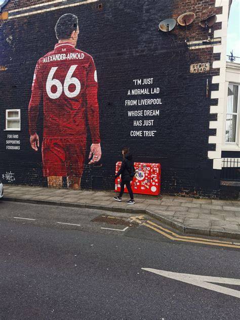 Zdjęcie przedstawiające imponującą Bramę Chińską w Liverpoolu, symbol dzielnicy.