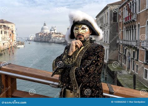 Ilustracja przedstawiająca tradycyjny wenecki strój karnawałowy z maską typu 