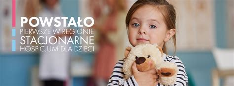 Grupa uczniów podczas wizyty w hospicjum dla dzieci