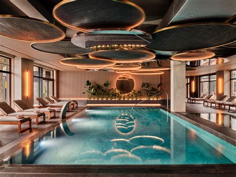 nowoczesny basen z hydromasażami w hotelu Atrium