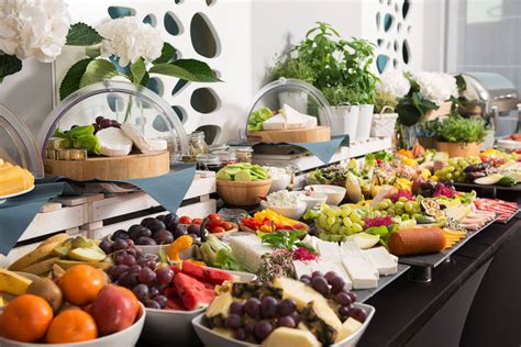 bufet śniadaniowy w restauracji hotelowej