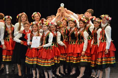 zdjęcia z prób festiwalowych, młodzi wokaliści i tancerze ćwiczący w Konińskim Domu Kultury
