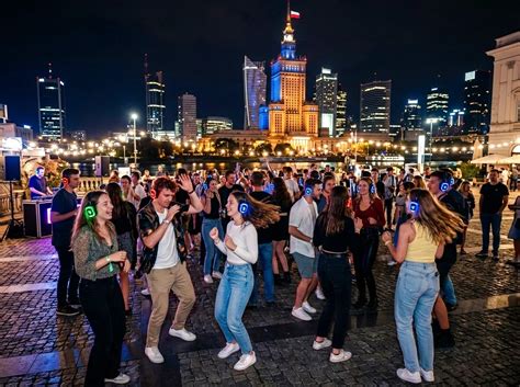Zdjęcie grupy ludzi bawiących się na Silent Disco, każdy w słuchawkach, ale z widocznym entuzjazmem