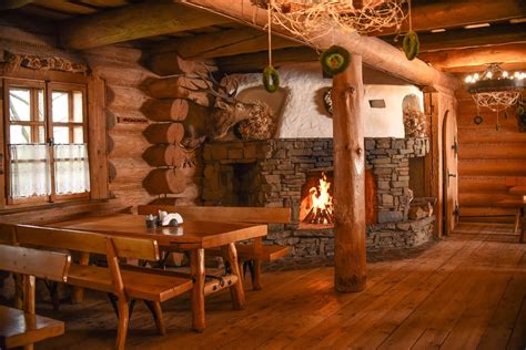 wnętrze restauracji Karczma Biesiada z elementami góralskiego stylu