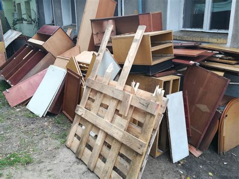 fotografia przedstawiająca zaniedbaną działkę ROD z widocznymi śmieciami i starymi meblami