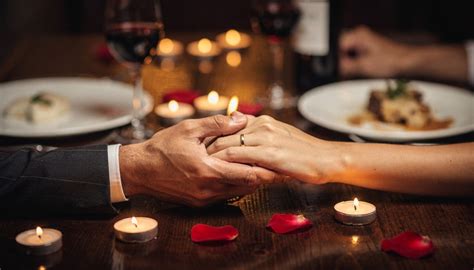 Para podczas romantycznej kolacji przy świecach