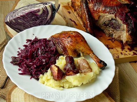 Zdjęcie apetycznej kaczki z czerwoną kapustą, będącej specjałem restauracji