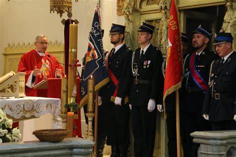 zdjęcie strażaków podczas mszy świętej polowej z okazji jubileuszu
