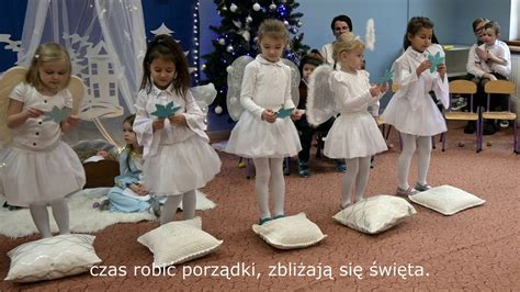 Taniec dziewczynek przebranych za aniołki w otoczeniu chmurek i chłopców.