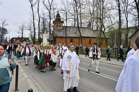 procesja maryjna w Kodniu podczas uroczystości
