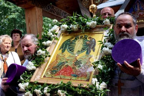 Ilustracja przedstawiająca symboliczne elementy Święta Przemienienia Pańskiego: jabłka, miód, kwiaty, cerkiew.