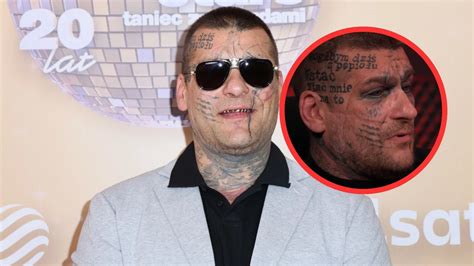 Popek z charakterystycznymi tatuażami