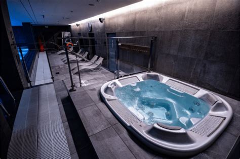 basen w strefie wellness Norweskiej Doliny z elementami wodnymi i jacuzzi