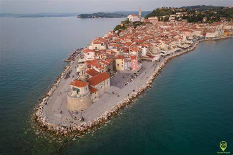 Panorama miasta Piran z widokiem na morze