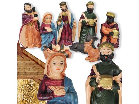 Ilustracja przedstawiająca wejście do Żywej Szopki z widocznymi zwierzętami i elementami dekoracyjnymi