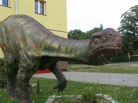 Model plateozaura przed budynkiem Muzeum Paleontologicznego w Lisowicach.
