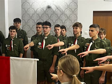zdjęcie grupowe członków Harcerskiego Zespołu Pieśni i Tańca