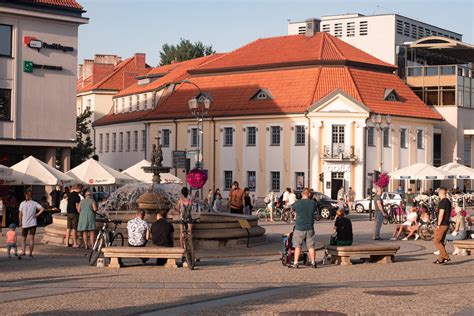Widok na Rynek Kościuszki w Białymstoku podczas Finału WOŚP, z widoczną sceną i tłumem ludzi.