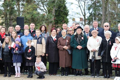 Uczestnicy tańczący poloneza podczas obchodów 100. rocznicy niepodległości w Oleśnicy