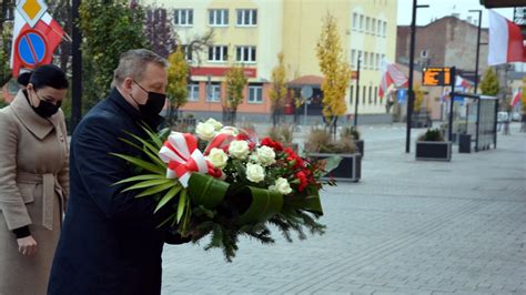 Kwiaty złożone pod tablicą upamiętniającą 100. rocznicę odzyskania niepodległości w Oleśnicy
